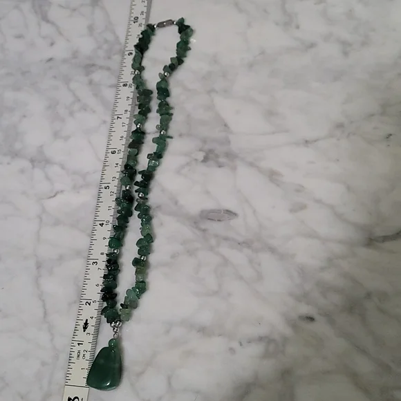 Beautiful jade drop necklace in excellent condition! About 10 inches long - Picture 3 of 4
